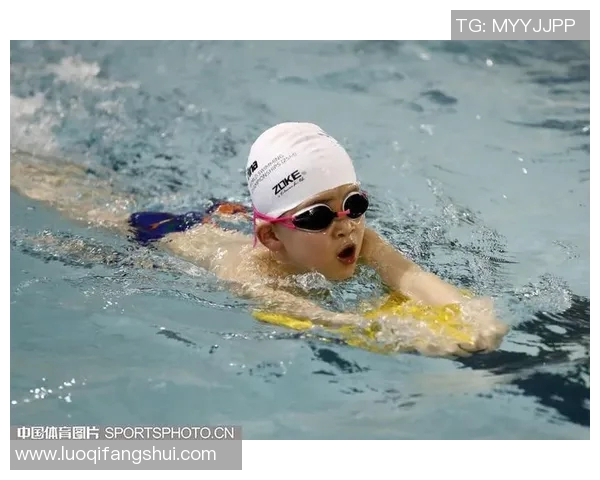 游泳对身体健康的多重益处及其促进身心全面发展的作用